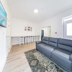  Holiday home Hosted By Ryan - Huge 5 Bedroom House